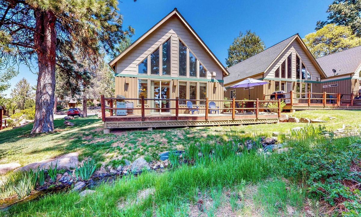 Klamath Falls House | Gateway to Crater Lake! Resort Retreat w/Pool
