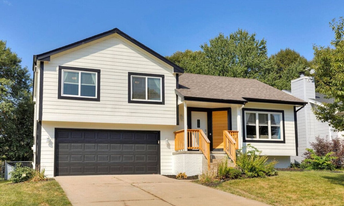 West Des Moines House | Gem in West Dsm | 4BD/3BA Home | Perfect Location