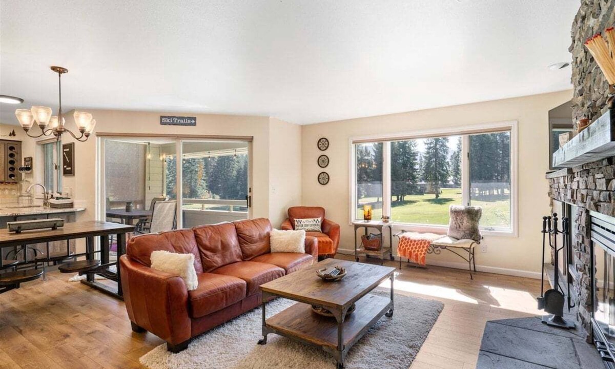 Leavenworth Condo | Get Lost Guest House - Sweeping Views of Fairways