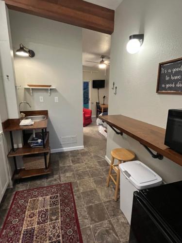 Newberg Apartment | GFU neighborhood and Oregon Wine Country studio