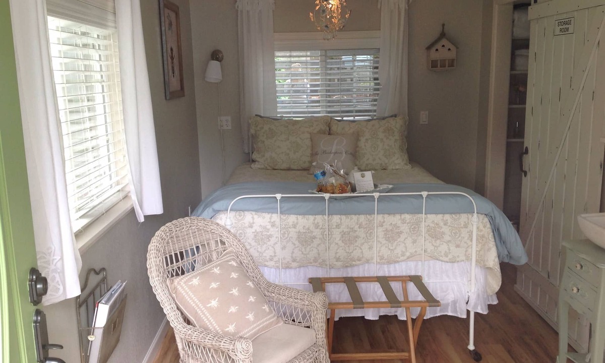Artondale Cottage | Gig Harbor- Traveling Nurses welcomed Special Rates Applied >Beekeepers Cottage