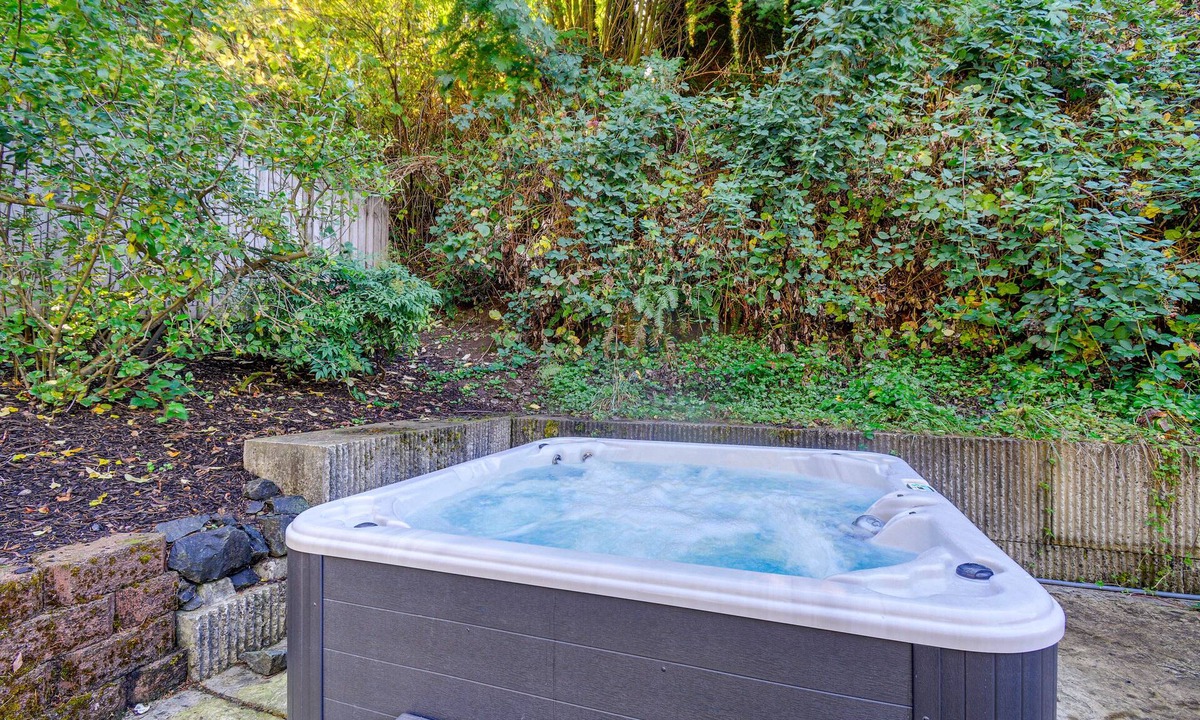 Artondale House | Gig Harbor Vacation Rental w/Private Hot Tub!