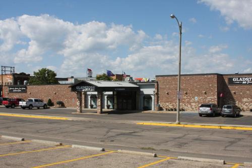 Jamestown Hotel | Gladstone Inn and Suites