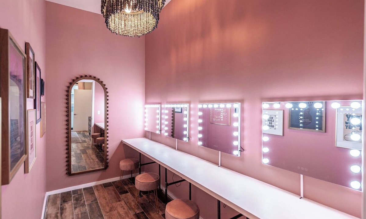 Edgehill Condo | Glam Downtown Retreat w/Pool | Girls’ Trips & Bachelorettes | Sleeps 8