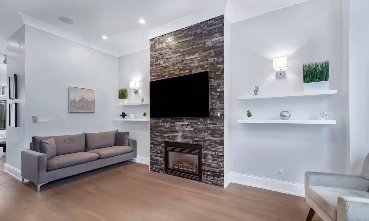 Near North Side House | Gold Coast Pristine 5BR - 3.5BA - Patio - Parking