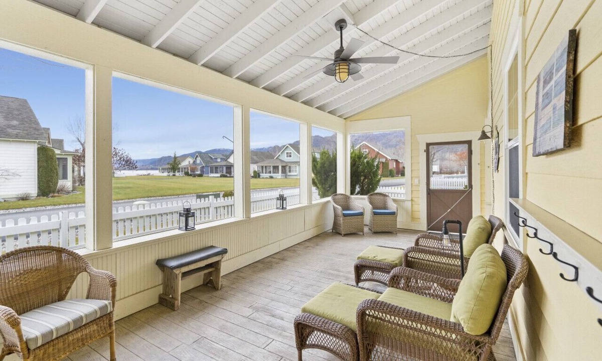 Oroville House | Golden Sands Getaway: 4-Bedroom Beach Beauty
