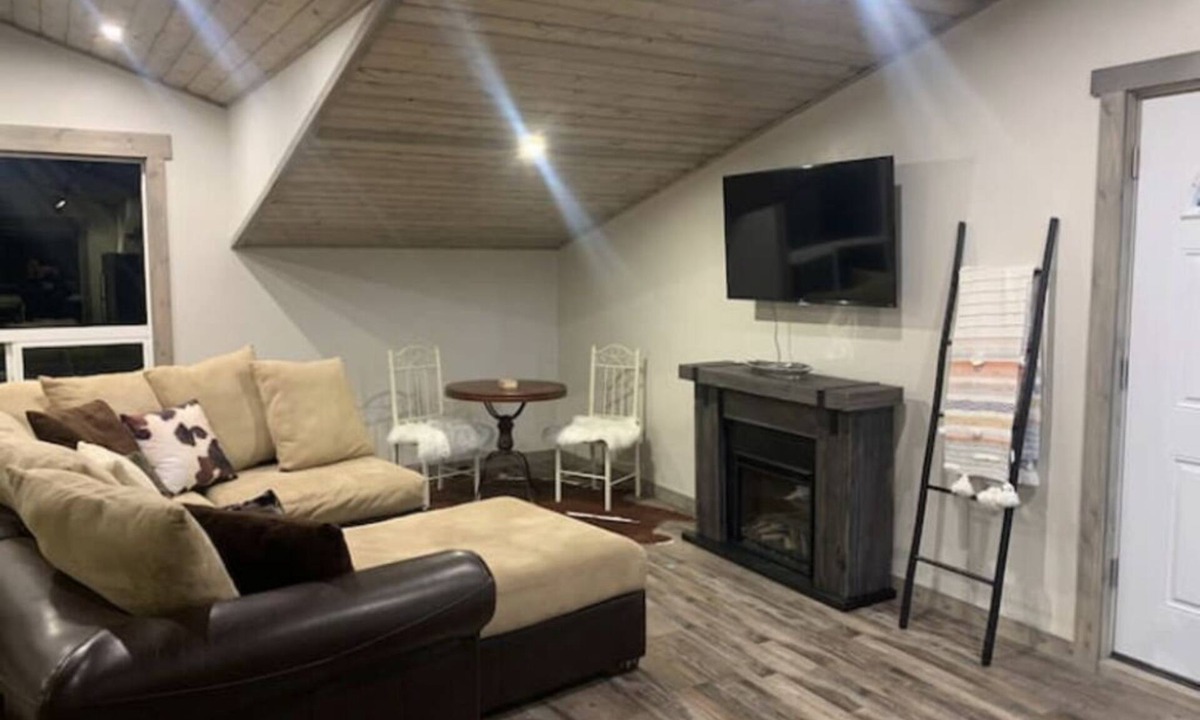 Ennis Apartment | Golden Views In Every Direction!