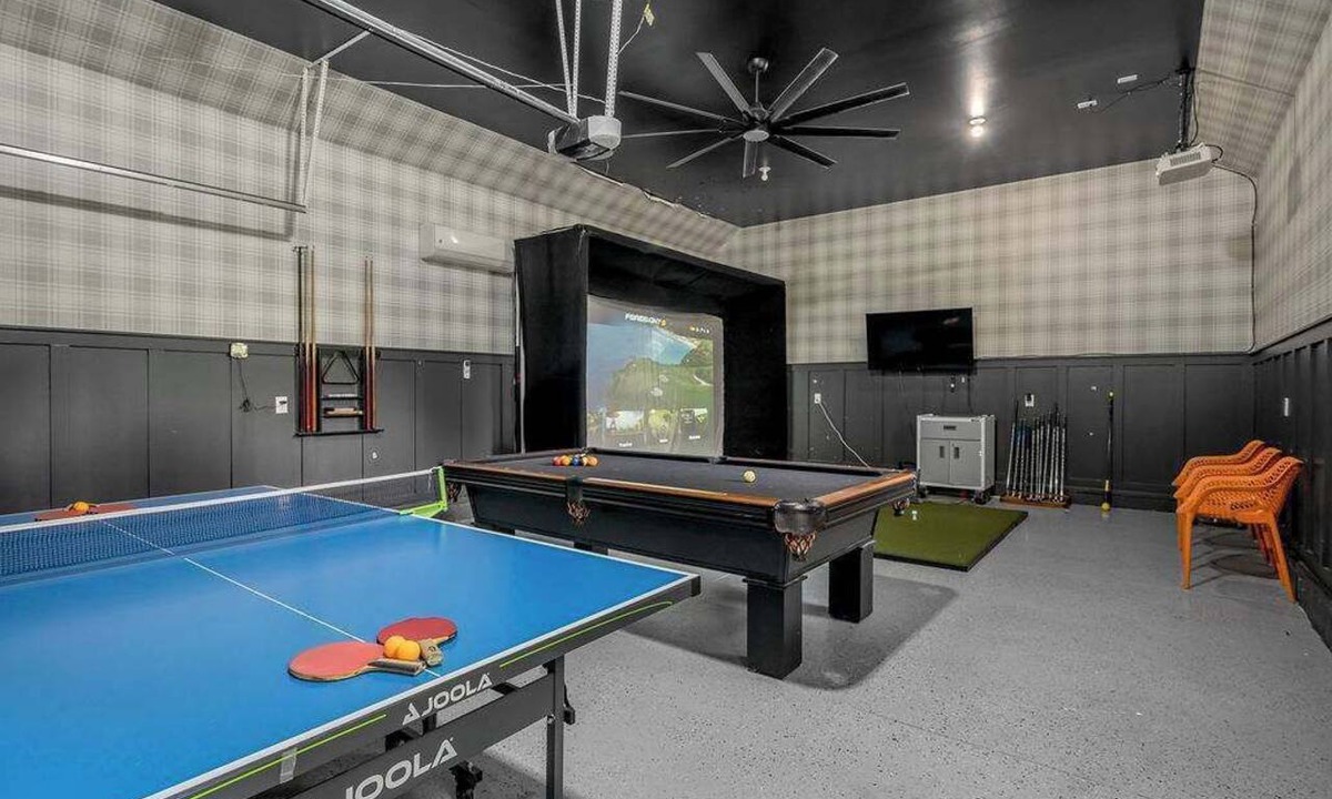 Lexington House | Golf Simulator | Hot Tub | Game Room | Pool Table