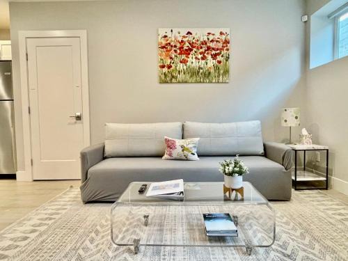 Greenwood House | Gorgeous 1 BR Suite in a New House Free Parking