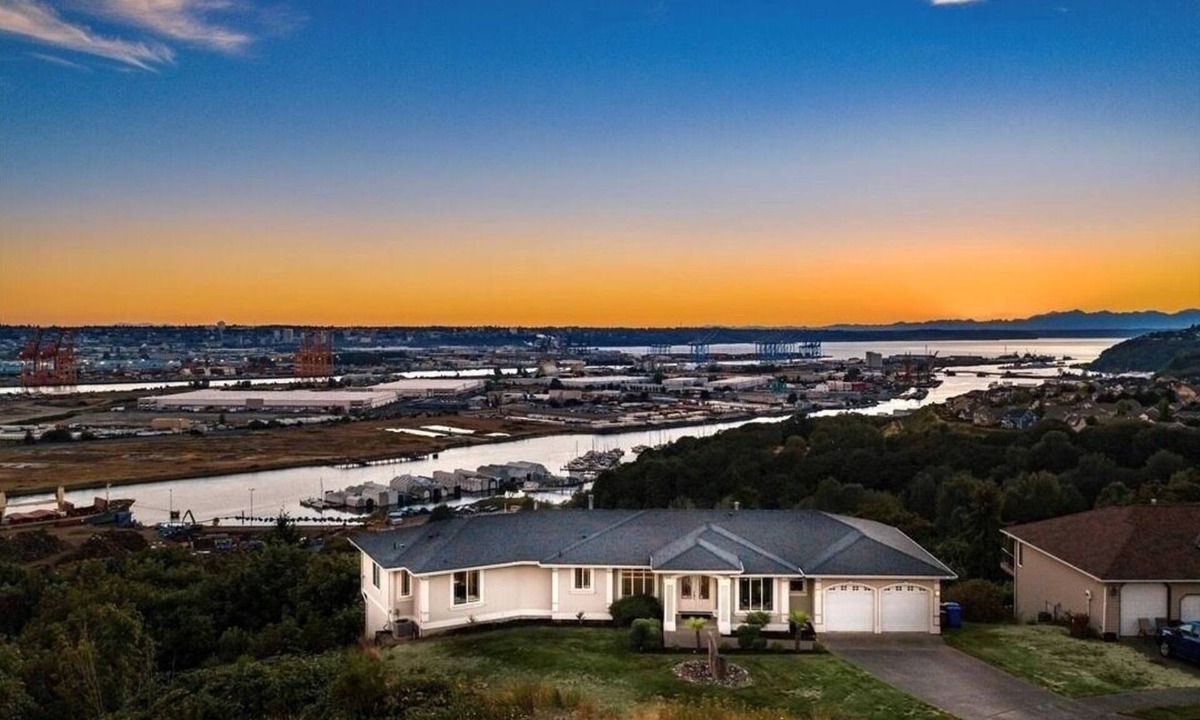 Northeast Tacoma House | Gorgeous City & Sunset View! W/Sauna