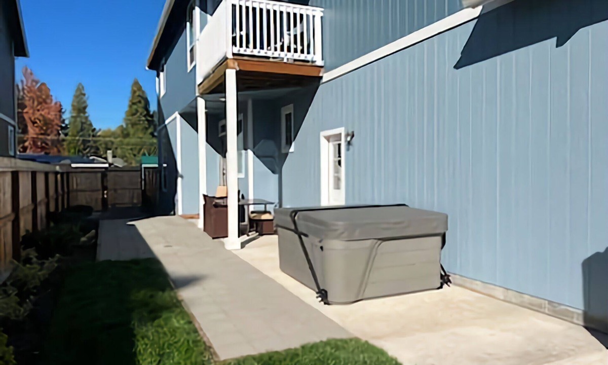 Grants Pass House | Gorgeous home with main room king bed, 4 person hot tub & EV charger