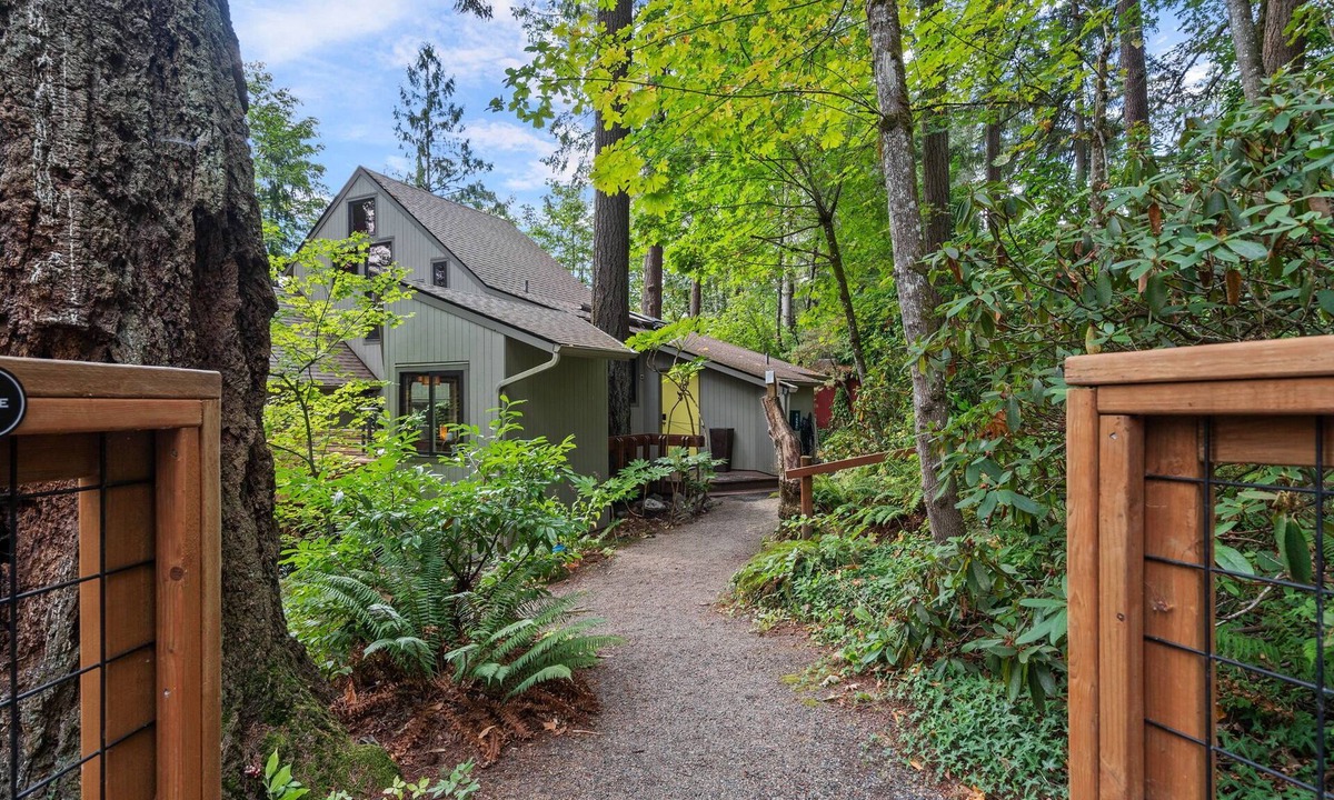 Cedar Hills House | Gorgeous Portland home in the West Slope neighborhood adjacent to everything!