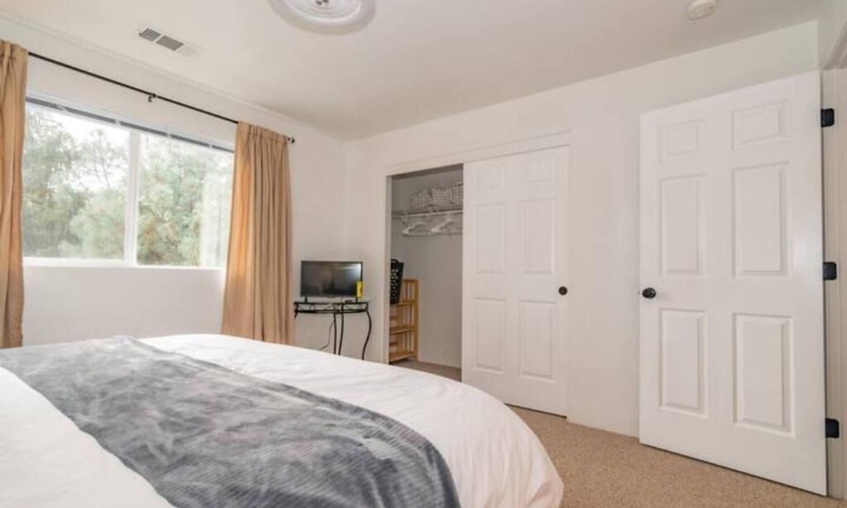 Medford House | Gorgeous Southern Oregon Casual Organic Modern Townhome