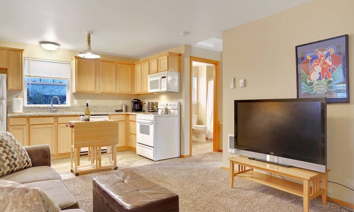 Albany Apartment | Gorgeous Upstairs Apartment very close to Hospital