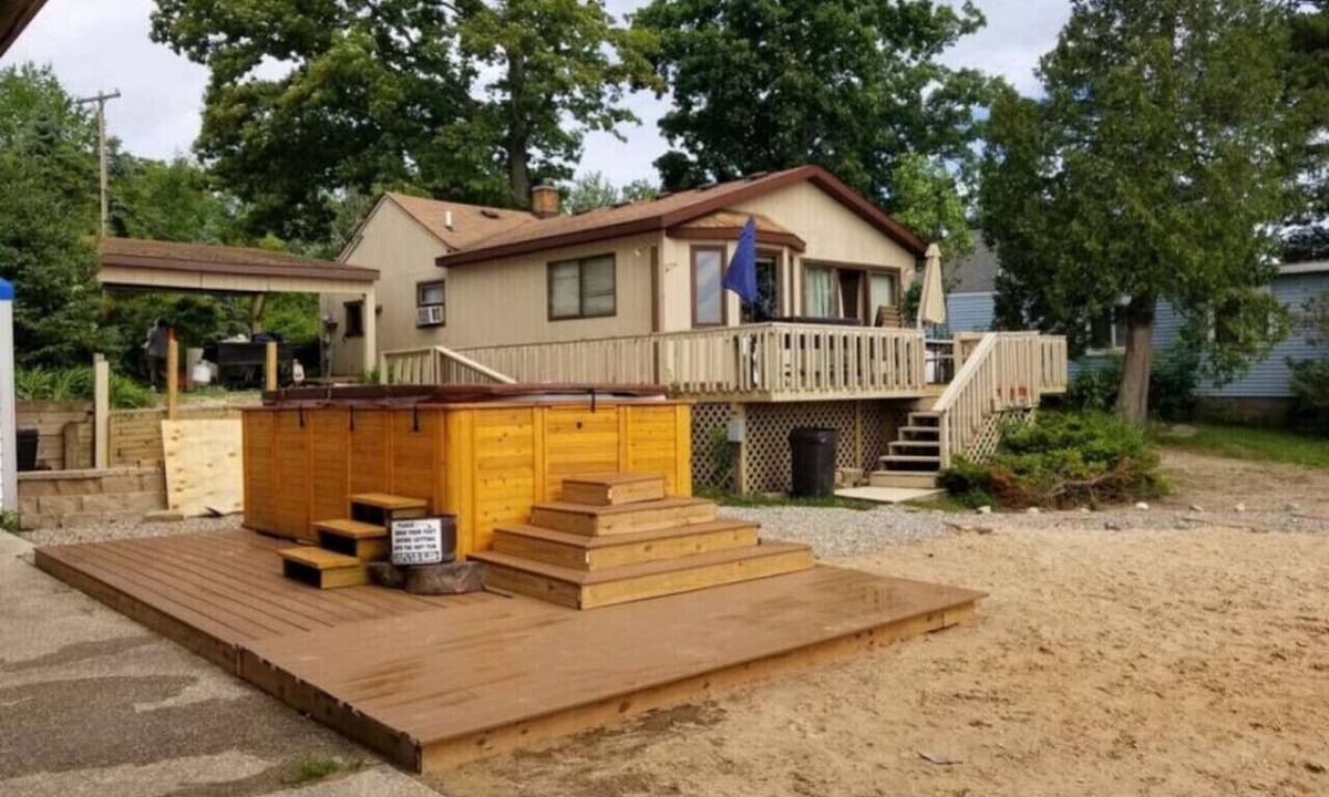 Grand Rapids Apartment | Gr Campau cottage 1 bed · Lakefront hot swim pool spa cottage