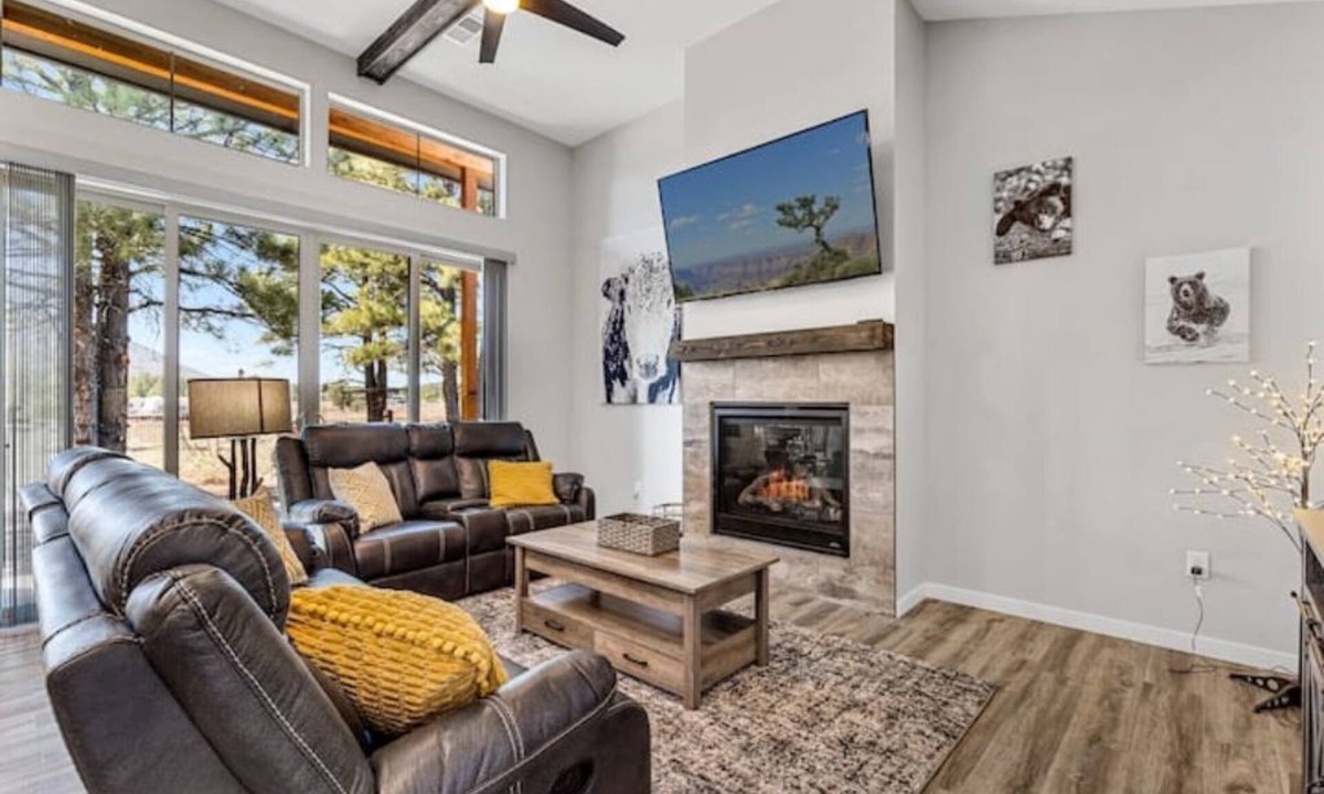 Williams House | Grand Canyon Getaway - Spacious 2BR/2BA Home - Next to golf course - Game room
