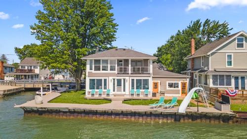 Algonac House | Grand Horizon St Clair Riverfront Oasis
