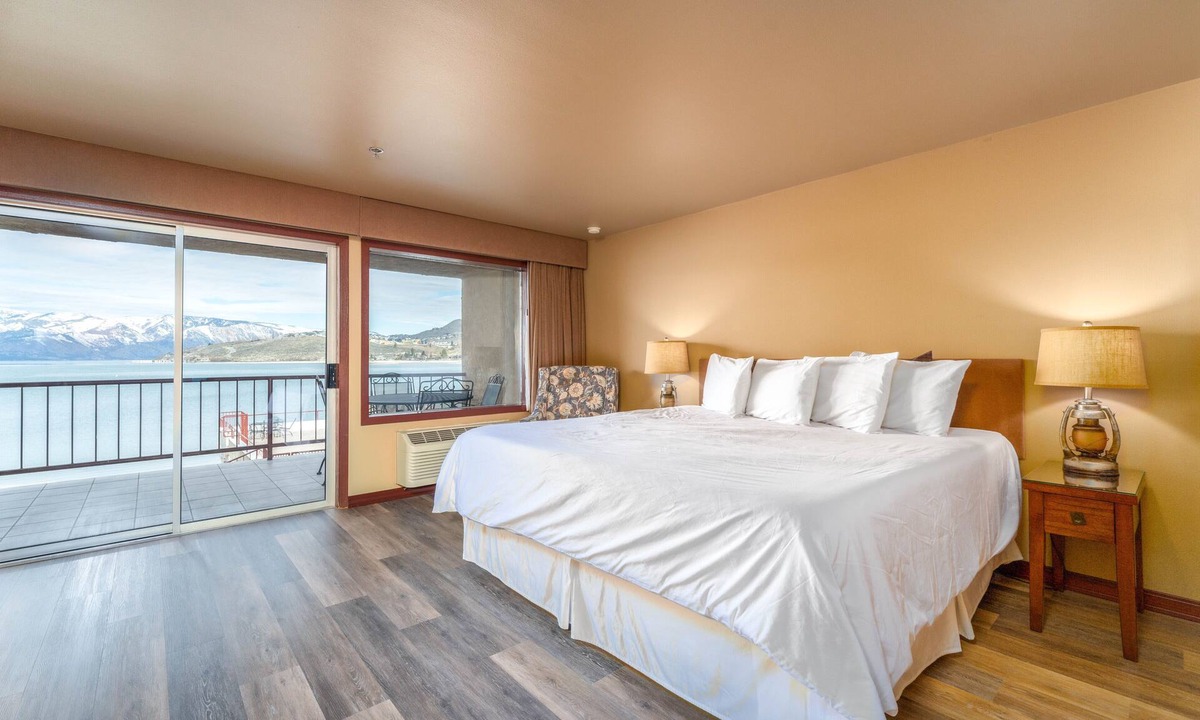 Chelan Condo | GrandView 201 Waterfront King Suite with lake view