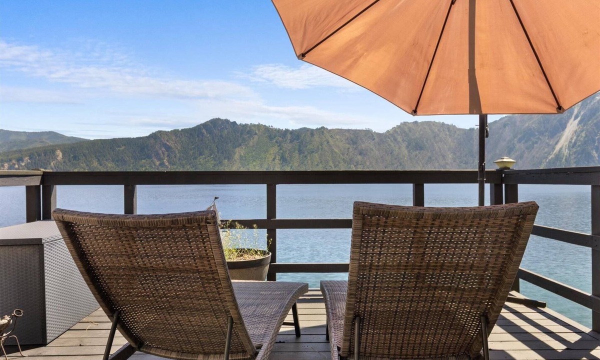 Bayview House | Grandview Lakeside Escape - Stunning Lake & Mountain Views, Private Dock & Deck, BBQ, Near Bayview!