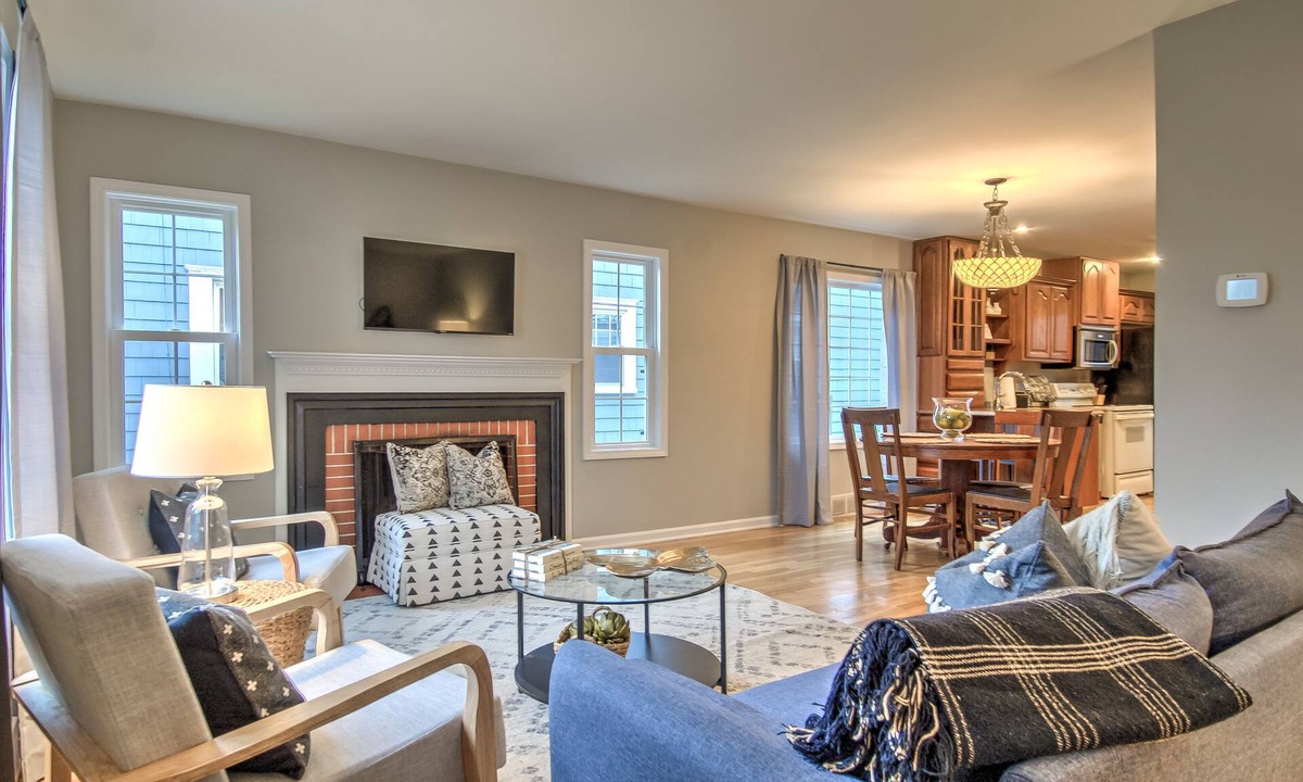 Lansing House | Great location to MSU! Charming 3 bedroom, 2.5 bathroom house.