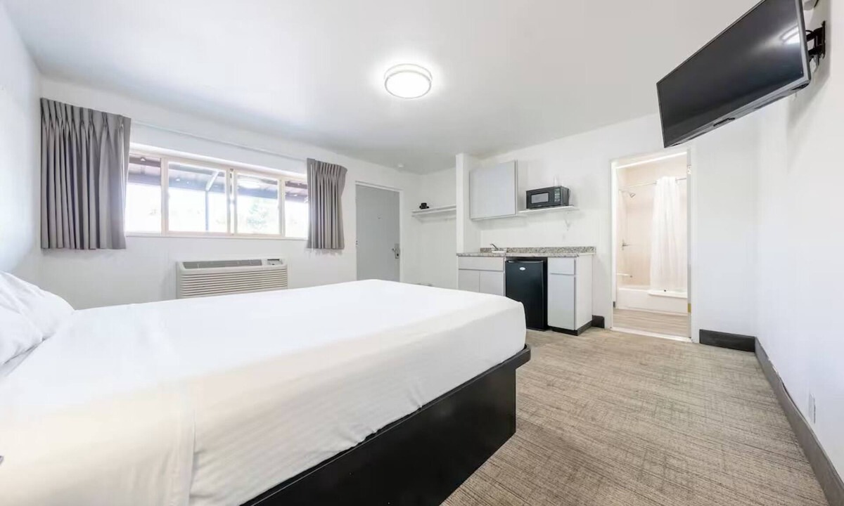 Hollywood District Hotel | Great-Value Room for Overnight Portland Stopovers
