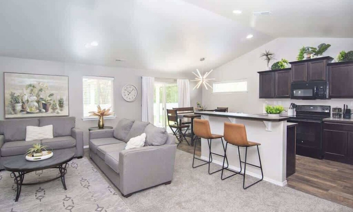 Nampa House | Greenbelt Retreat | Huge Private Yard | Near NNU & Downtown Nampa | Sleeps 10