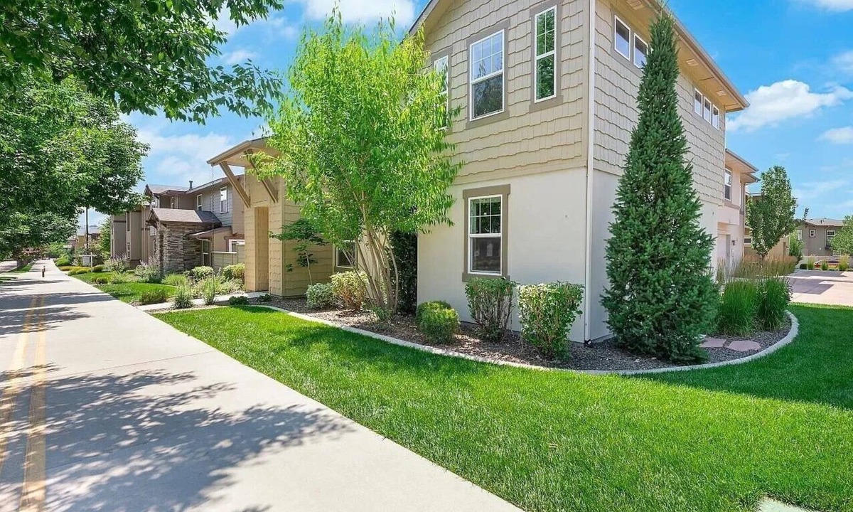 Harris Ranch House | Greenbelt Townhouse - Walk to restaurants - coffee shop. Family friendly.