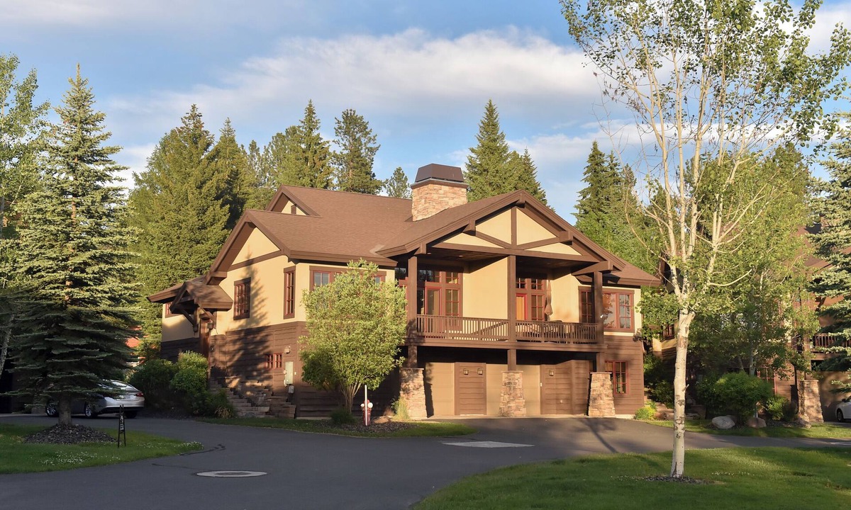 McCall House | Greystone on Payette Lake - Air Conditioning - 1 Block from Marina - Propane Fireplace