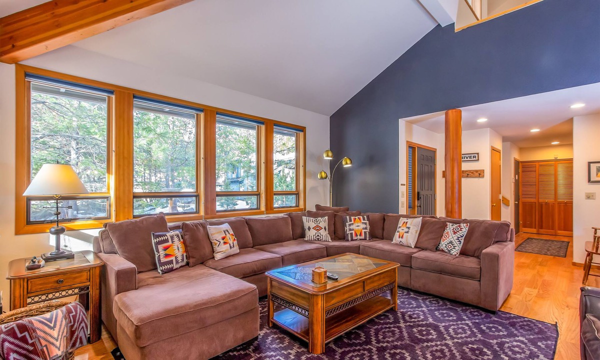 Sunriver House | GROU07 - Spacious Home, 2 Suites, Close to Fort Rock Park, A/C, Hot Tub