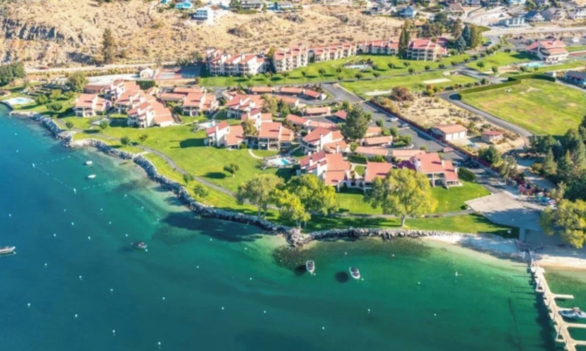 Chelan Condo | Ground Floor 1-bedroom condo at Lake Chelan Shores, patio with BBQ,