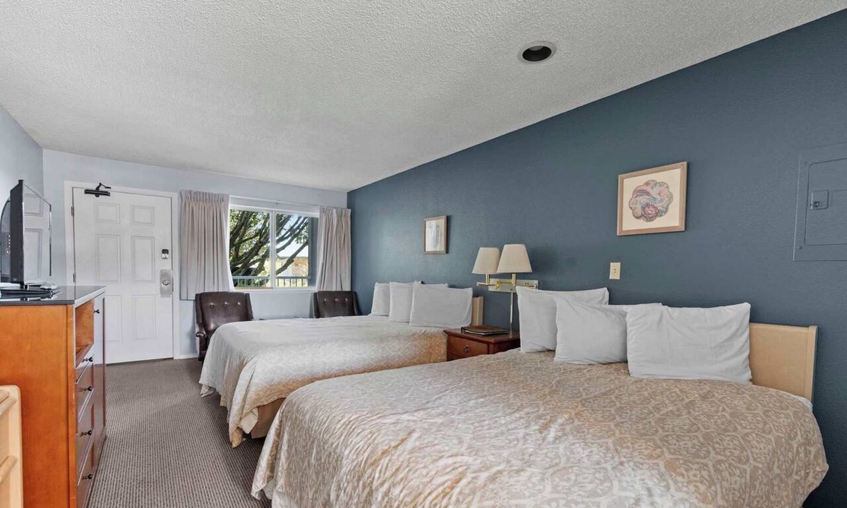 Ocean Shores Apartment | Ground Floor Studio - Two Queen Beds - Pool Access
