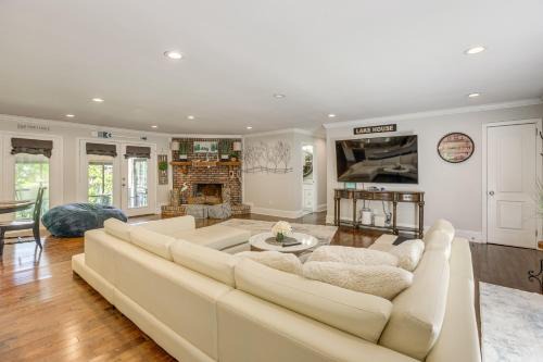 McCalla House | Group Escape on Serene Lake! Hike, Fish & Paddle