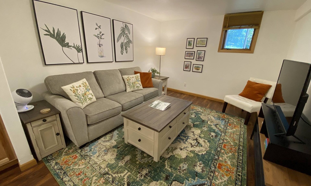 Moscow House | Guest Suite with Hot Tub, sleeps 4 - No nonsense fee