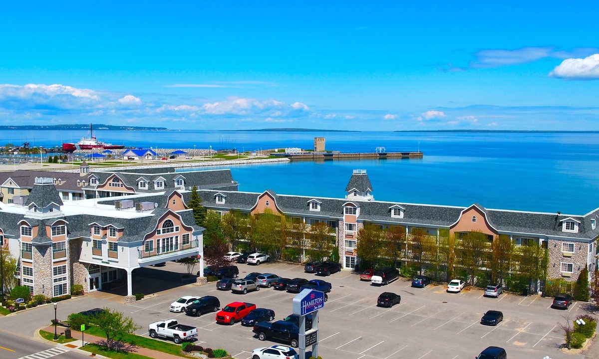Mackinaw City Hotel | Hamilton Inn Select Beachfront Mackinaw City