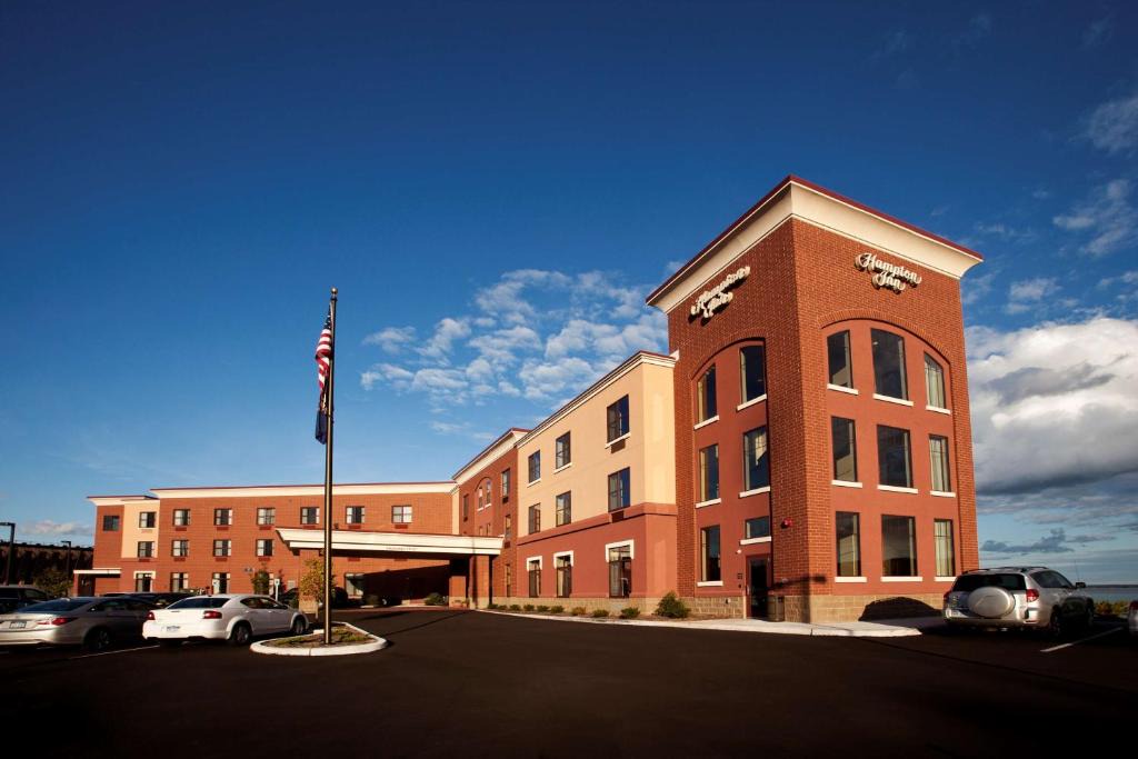 Upper Peninsula Michigan Hotel | Hampton Inn Marquette-Waterfront