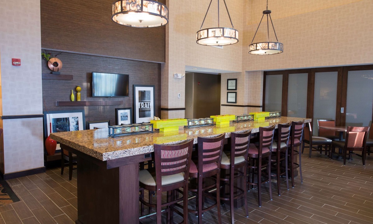 Bismarck Hotel | Hampton Inn & Suites Bismarck Northwest