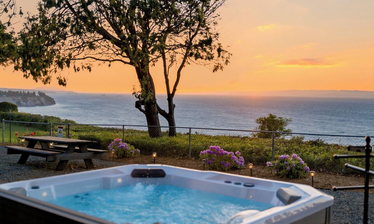 Port Angeles House | Harrington Reserve: Sunset Bluff Newly Renovated Luxury Coastal Retreat Panoramic Views Designer Interiors Spa Vibes