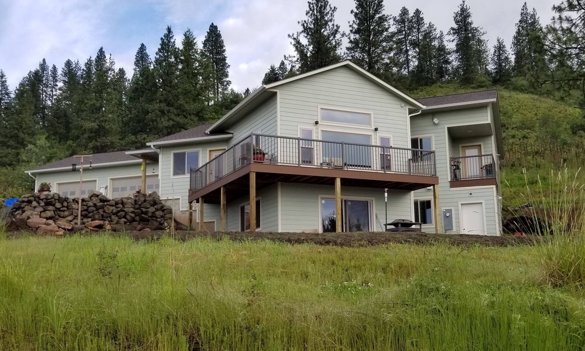 Moscow House | Hawk's Nest Entire 1650 Sqft lower level.