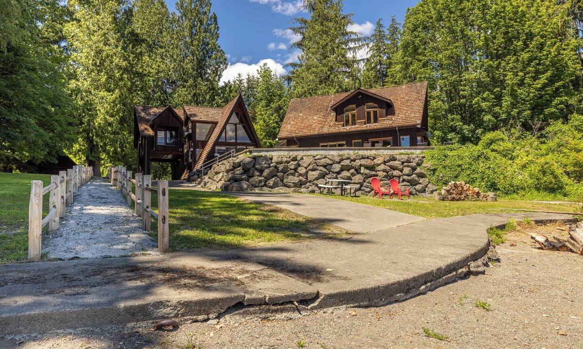 Amanda Park House | Hawk’s Landing Private Lakefront Estate - 2 Homes in Olympic National Park