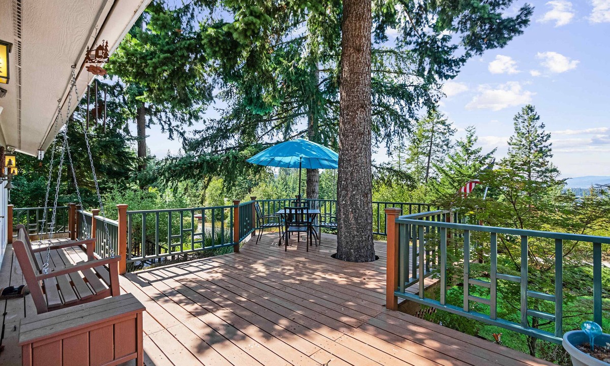 Clarksville House | Hayden Lake Views | 2BR Deck Retreat Sleeps 7