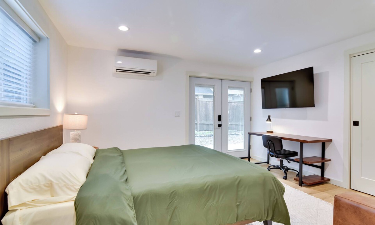 West Haven-Sylvan Apartment | Healthcare Workers' Home Base! Portland Apt