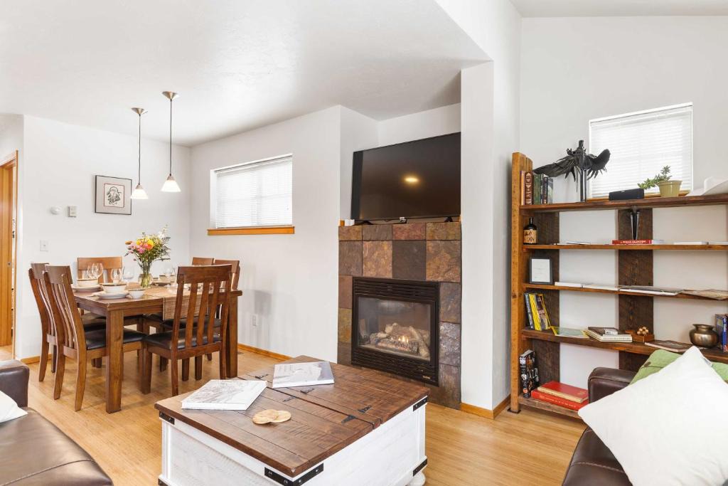 Bozeman House | 'Heart of Bozeman' Townhome w/Patio Near MSU