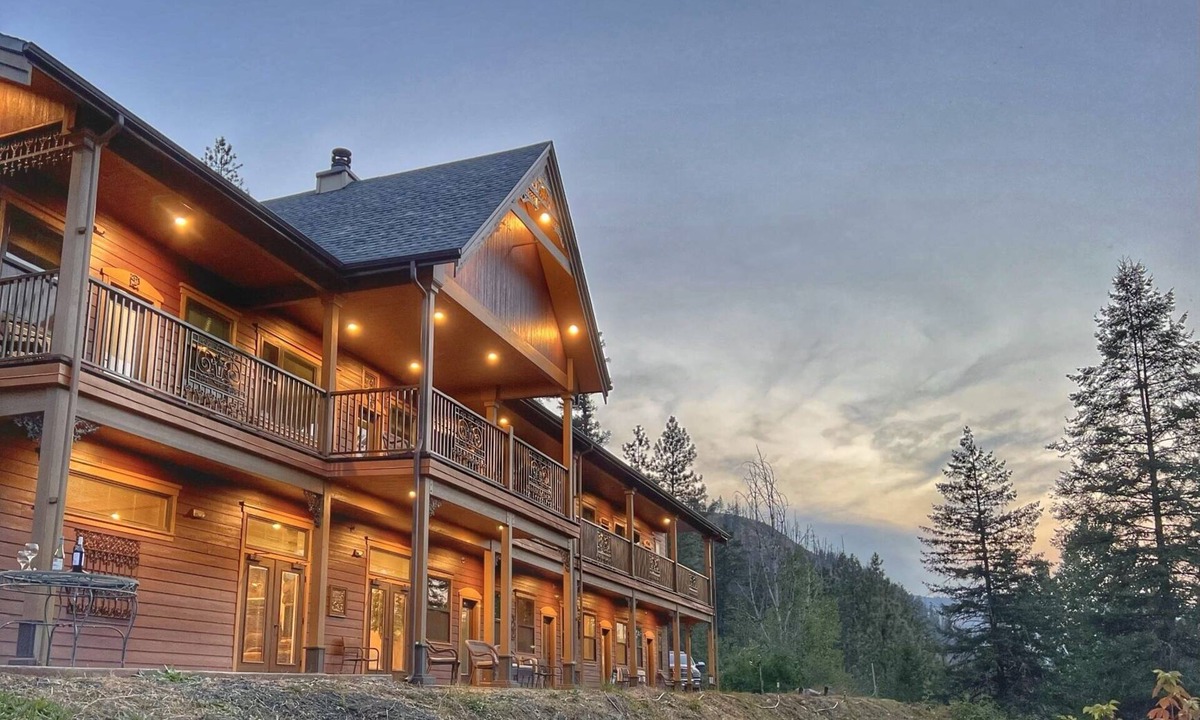Kamiah Cabin | Hearthstone Elegant Lodge by the River