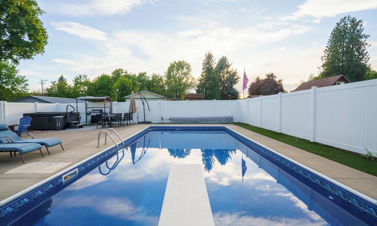 Coeur d'Alene House | Heated Pool & Hot Tub | Modern Family Retreat