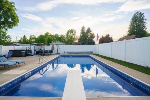 Coeur d'Alene House | Heated Pool & Hot Tub - Family Retreat at Lake CDA