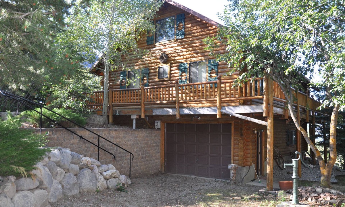 Island Park Cabin | Henry's Lake, Yellowstone Park, Log Cabin. W Yellowstone: 15 min drive