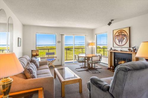 Moclips House | Hi-Tide Resort Dogs OK Sleeps 6 Unit 16