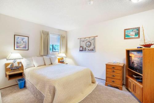 Moclips House | Hi-Tide Resort Queen Bed Dogs OK Unit 15