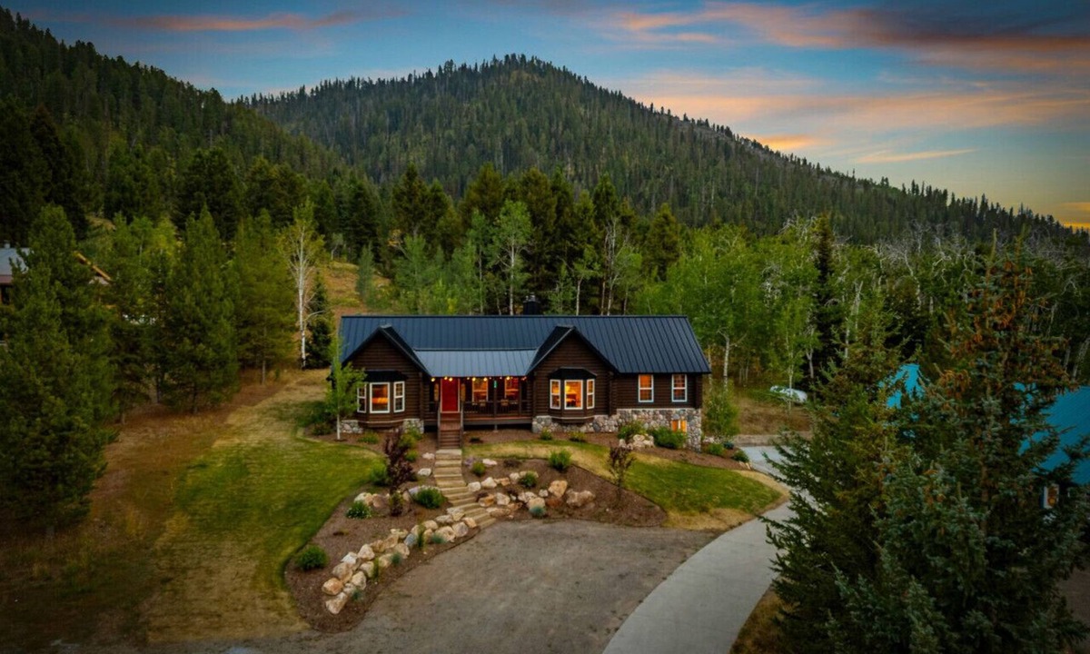 Island Park House | Hidden Pines | Yellowstone, Hot Tub, Game Room, Sleeps 21