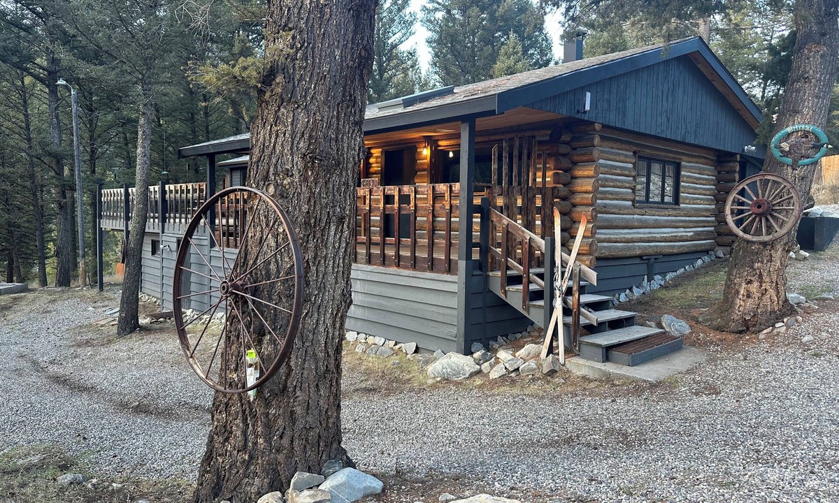Gallatin Gateway Cabin | Hideout in the Mountains HOT TUB and River access